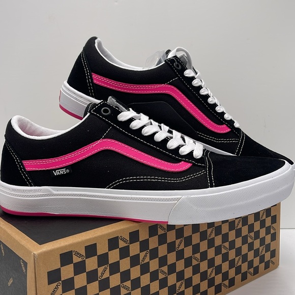 Vans Men's Black and Pink Sneakers Bmx Old Skool
Black/Neon Pink
VN0005UZBFY - Picture 8 of 16